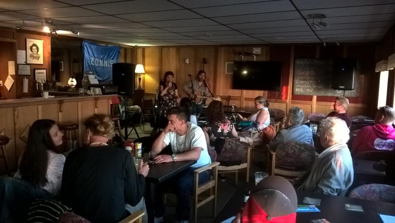 Orca Inn Alert Bay Buitenkant foto